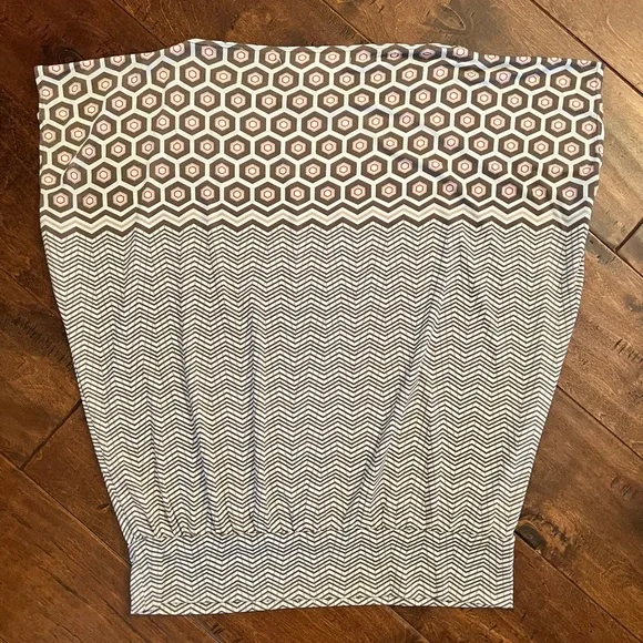 Max Studio • geometric Wrinkle-free Stretchy Soft Brown Tan White Red Top Medium - Picture 8 of 8